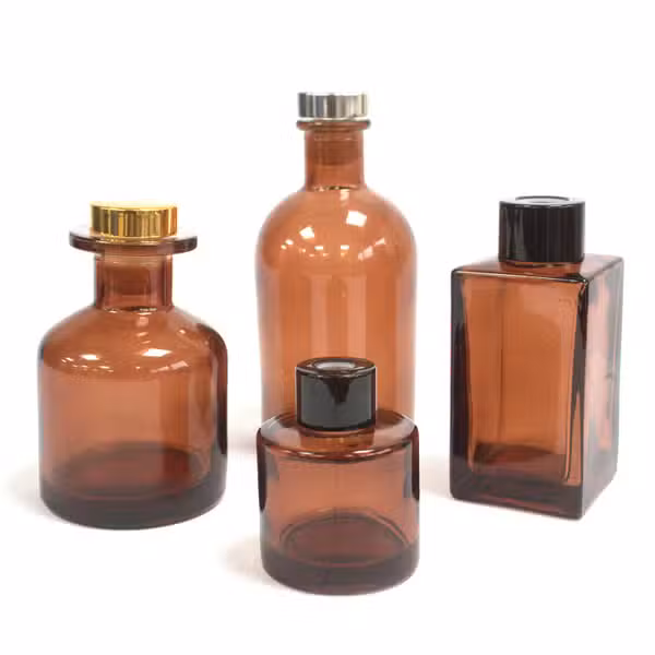 Botellas para difusores en el departamento de embalaje y presentación