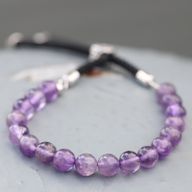 Pulsera de hilo negro de Amatistas