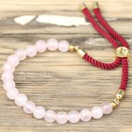 Pulsera de hilo burdeo con Cuarzo Rosa