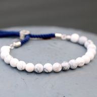 Pulsera de hilo azul marino de Khaulita Blanca