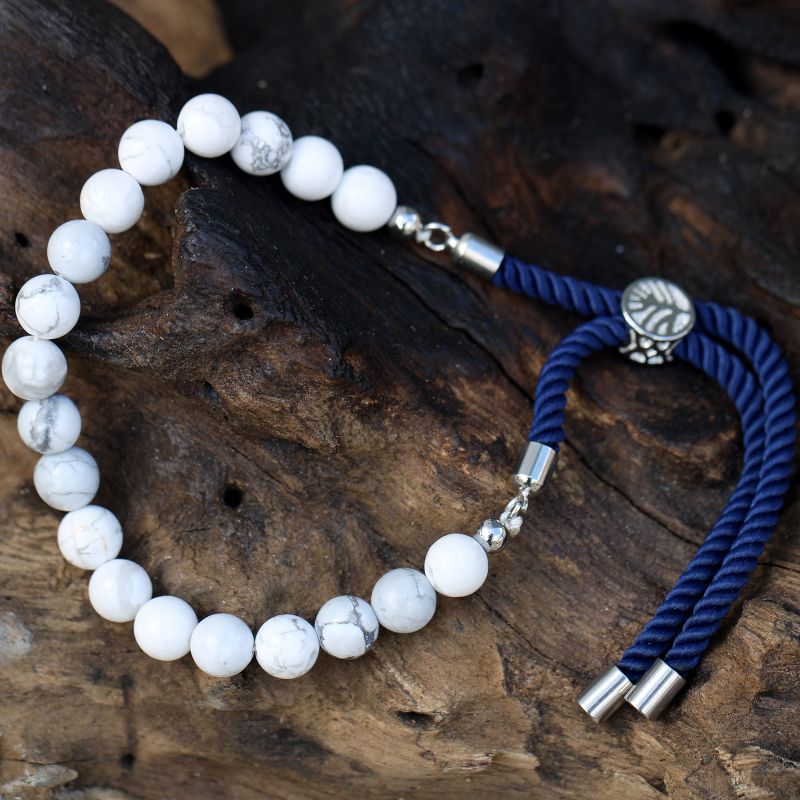 Pulsera de hilo azul marino de Khaulita Blanca