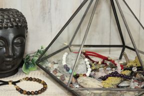 Pulsera de hilo gris con Jáspe Dálmata