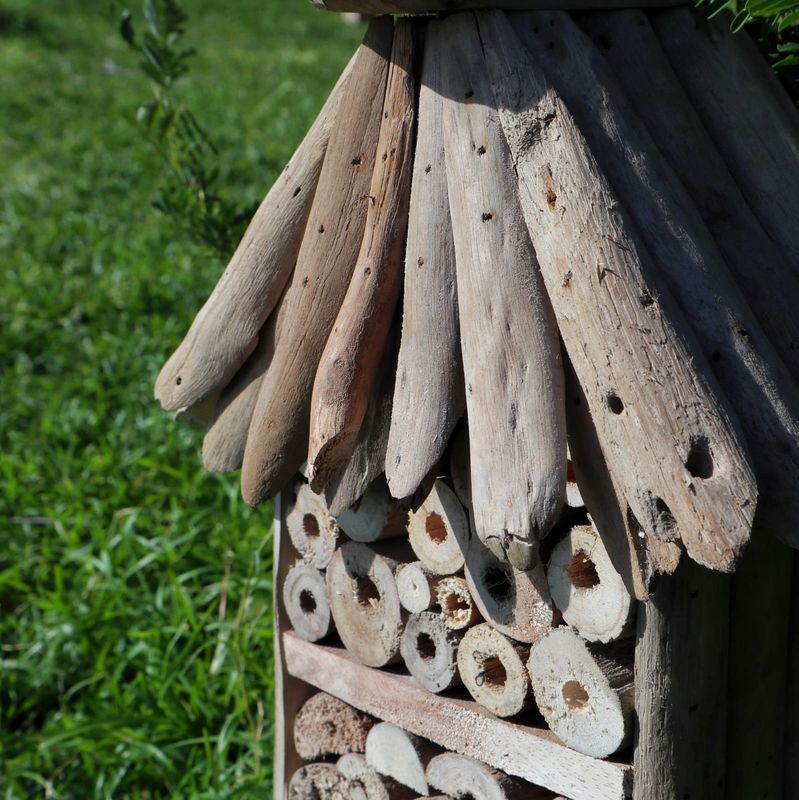 Refugio de insectos y abejas Driftwood - Casa de dos pisos