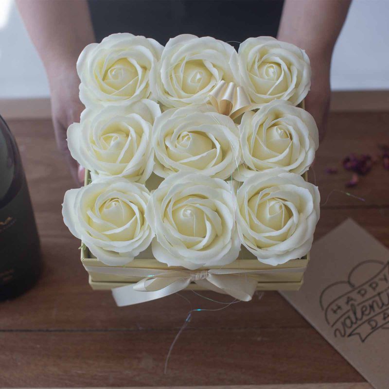 Caja de Regalo - Flor de Jabón 9 Rosas Crema - cuadrado