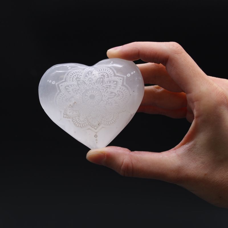 Corazón de selenita - 7-8cm - Mandala Grabada