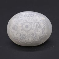 Piedra de palma de selenita - Mandala grabada