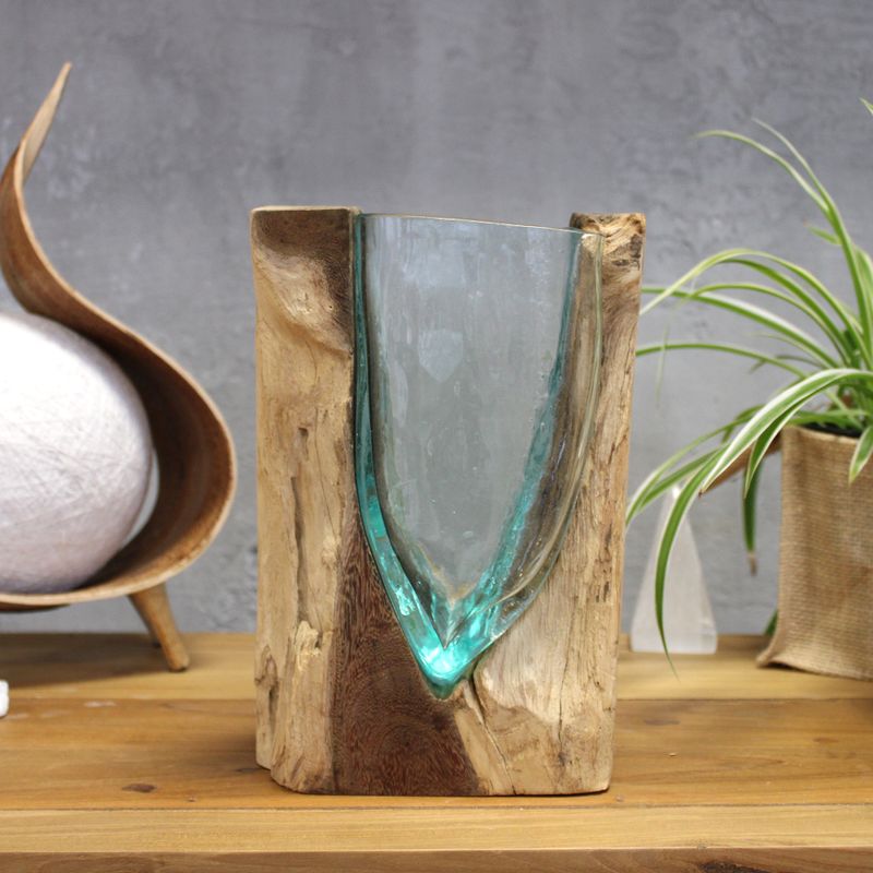Jarrón de arte en forma de V de vidrio fundido sobre madera