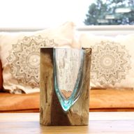 Jarrón de arte en forma de V de vidrio fundido sobre madera