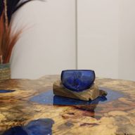 Mini Tazón Azul de Vidrio Fundido sobre Madera