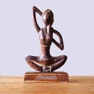 Yoga Mujer de Madera - Antigua - Estira tu Fuerza