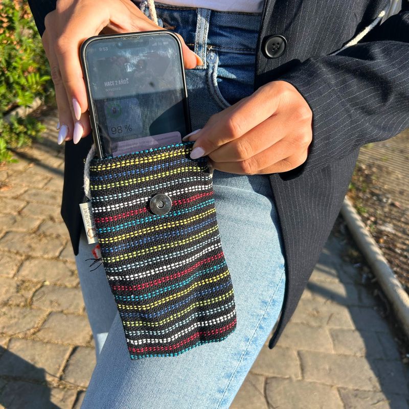 Bolso Porta Teléfono Negro y Multicolor - Decorado con zorro