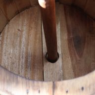 Mesa de barril de cerveza y soporte para parasol – Madera natural 60 x 48,5 cm
