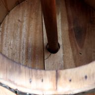 Taburete de barril de cerveza y soporte para parasol – Madera natural 38 x 32 cm