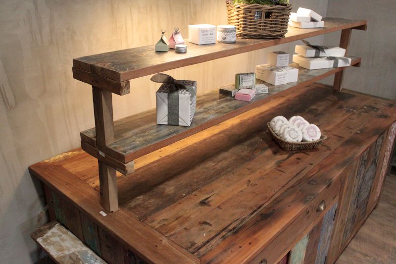 Soporte de exhibición para bombas de baño - madera reciclada