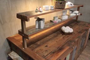 Soporte de exhibición para bombas de baño - madera reciclada