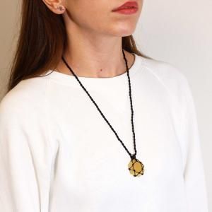 Colgantes de piedras preciosas entrelazadas