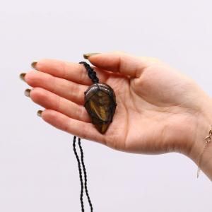 Colgantes de piedras preciosas entrelazadas