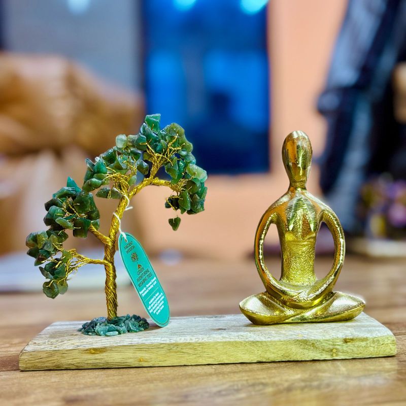 Jardín de Yoga con Piedras Preciosas - Postura Padmasana (postura del loto) - Aventurina verde - Árbol inclinado - 100 chips de piedra