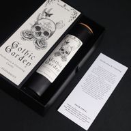 Tarjeta de conjuro ritual del Jardín Gótico junto a la vela
