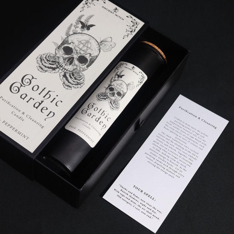 Tarjeta de conjuro ritual del Jardín Gótico junto a la vela
