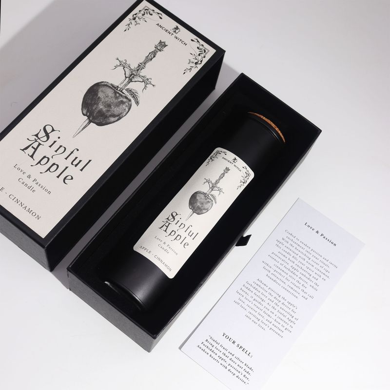 Vela negra Sinful Apple con tapa de corcho dentro de su caja de regalo