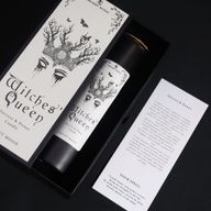 carta de hechizo ritual de la reina de las brujas junto a la vela