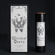 Vela ritual de la Reina de las brujas y caja de regalo de polilla coronada sobre un fondo negro