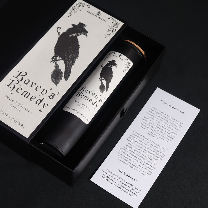 Carta de conjuro ritual Raven's Remedy junto a la vela