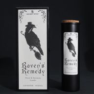 Remedio del cuervo: vela ritual y caja de regalo del cuervo sobre un fondo negro