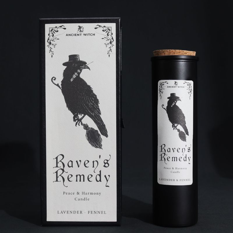 Remedio del cuervo: vela ritual y caja de regalo del cuervo sobre un fondo negro