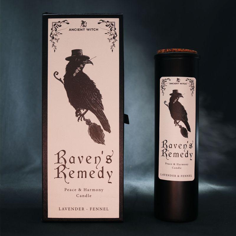 Vela ritual Raven's Remedy mostrada con su empaque ilustrado