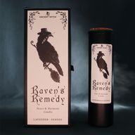 Vela ritual Raven's Remedy mostrada con su empaque ilustrado