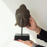 Cabeza de Buda Serenidad Grande sobre Soporte - Gris