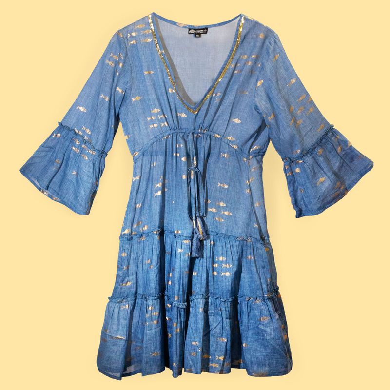 Nomad Sari en el Mar Mediterráneo Vestido con estampado de peces azules y dorados (M/L)