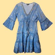 Nomad Sari en el Mar Mediterráneo Vestido con estampado de peces azules y dorados (M/L)