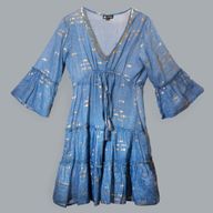 Nomad Sari en el Mar Mediterráneo Vestido con estampado de peces azules y dorados (M/L)