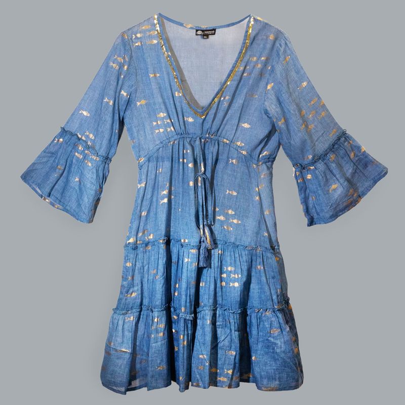 Nomad Sari en el Mar Mediterráneo Vestido con estampado de peces azules y dorados (M/L)