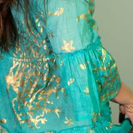 Nomad Sari En el Mediterráneo Turquesa y Dorado Estampado de Coral Vestido (M/L)