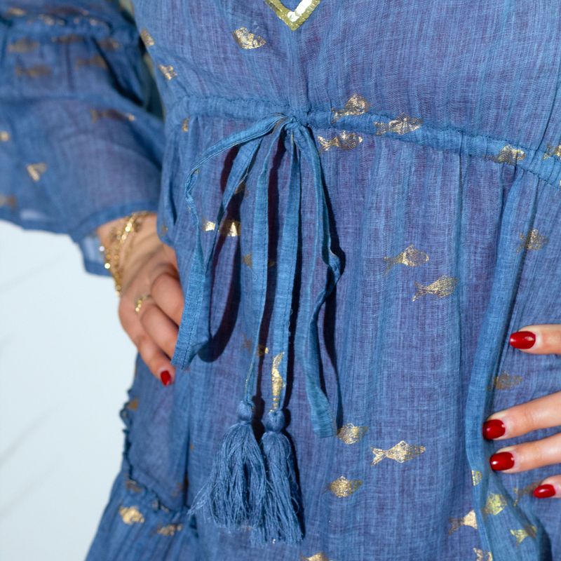 Nomad Sari en el Mar Mediterráneo Vestido con estampado de peces azules y dorados (M/L)