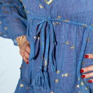 Nomad Sari en el Mar Mediterráneo Vestido con estampado de peces azules y dorados (M/L)