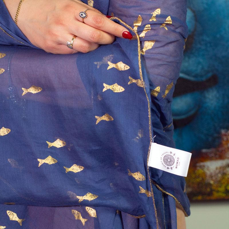 Colección Nómada Sari Mediterráneo - Pareo - Diseño de Peces en Azul Marino y Oro