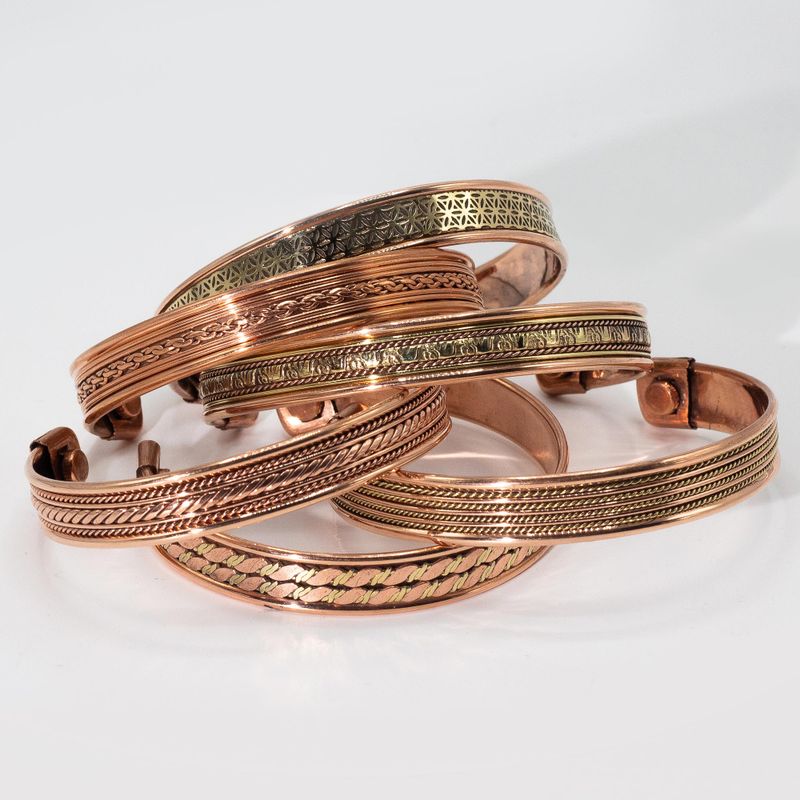 Pulseras con diseño de bandas de cobre e imanes (surtidas)