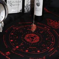 Tela de Adivinación con Péndulo de Bruja Antigua - Rostro del Sol - Negro y Rojo Sangriento