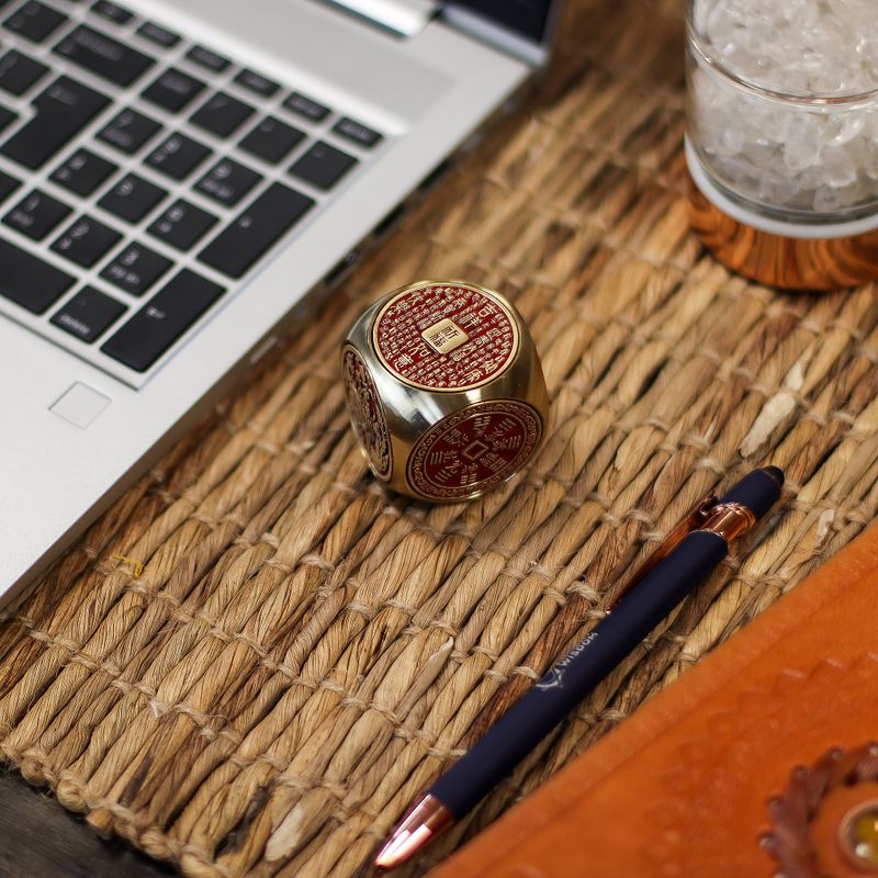 Fortuna Feng Shui - Cubo de Prosperidad Rojo y Latón - Plano