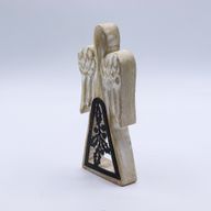 Ángel de madera de mango - acabado lavado blanco con recorte decorativo de hierro