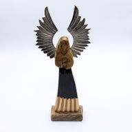 Ángel guardián de madera de mango grande, alas de metal y detalle esmaltado