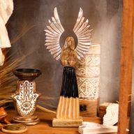 Ángel guardián de madera de mango grande, alas de metal y detalle esmaltado