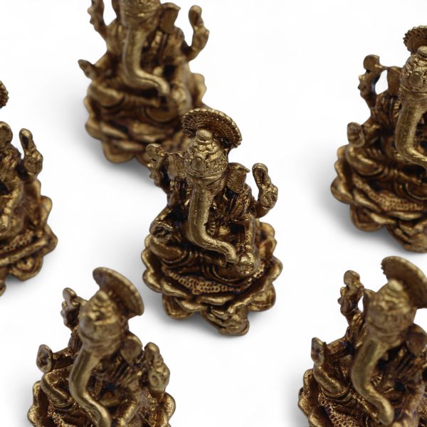 Dioses en miniatura de latón