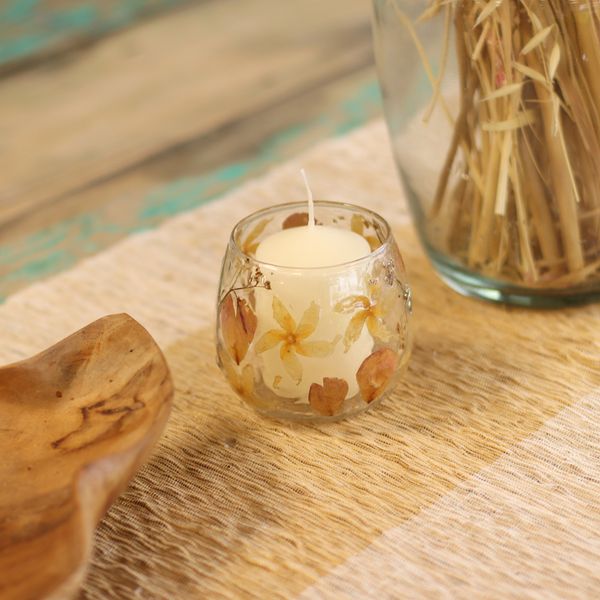 Portavelas de vidrio con motivos florales naturales