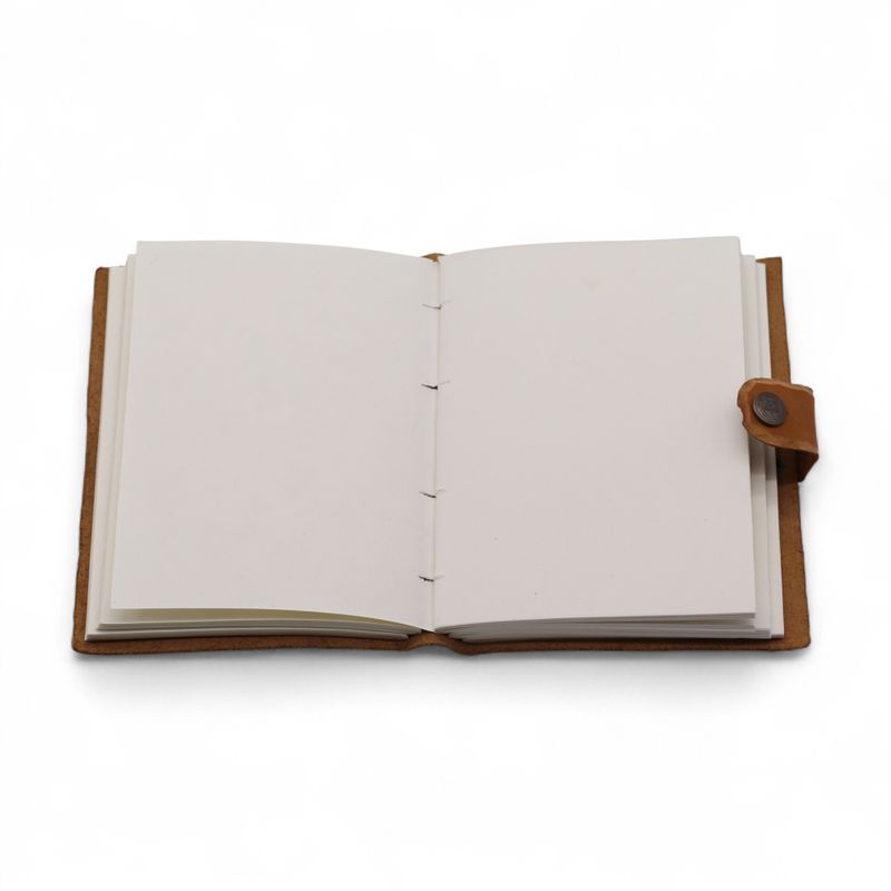 Cuaderno de cuero con relieve – Patrón floral en tono beige –  17.8×12.7 cm